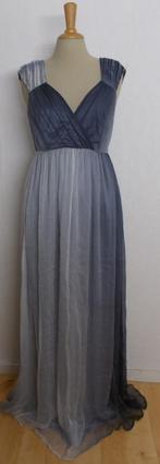 Mooie grijze silk maxi dress van Traffic People! M, Kleding | Dames, Jurken, Grijs, Maat 38/40 (M), Onder de knie, Zo goed als nieuw