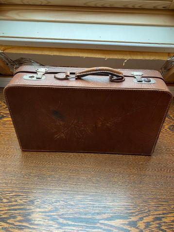 Een antiek leren koffer beschikbaar voor biedingen