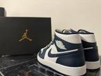 Jordan 1 Mid Metallic Gold Obsidian maat 43, Kleding | Heren, Schoenen, Nieuw, Ophalen of Verzenden