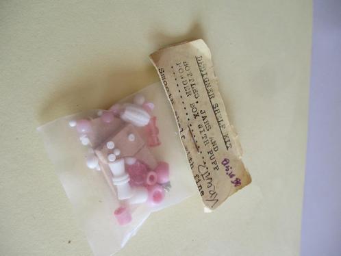 poppenhuis bouwpakketje plankje met parfumflesjes, Verzamelen, Poppenhuizen en Toebehoren, Zo goed als nieuw, Decoratie, Ophalen of Verzenden