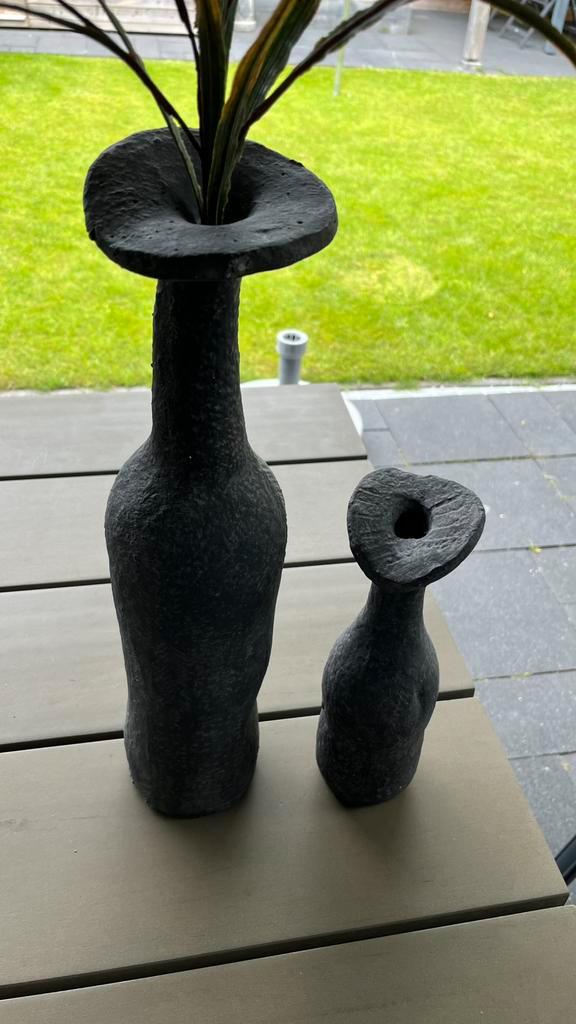 Zwarte betonlook decoratie vazen, Huis en Inrichting, Woonaccessoires | Vazen, Zo goed als nieuw, Zwart, Minder dan 50 cm, Aardewerk of Porselein