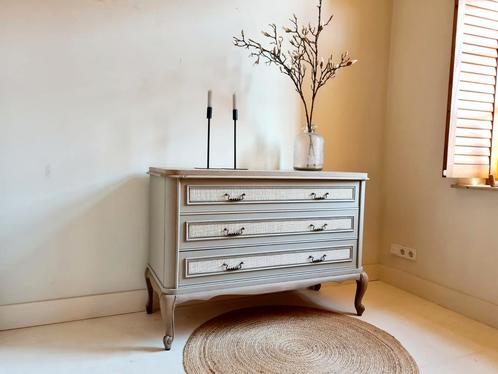 Grote commode met webbing in antieke landelijke stijl, Huis en Inrichting, Kasten | Ladekasten, Zo goed als nieuw, Minder dan 100 cm