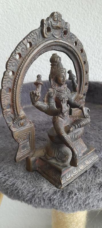 Goddelijke Devi Lakshmi in aureool brons beschikbaar voor biedingen