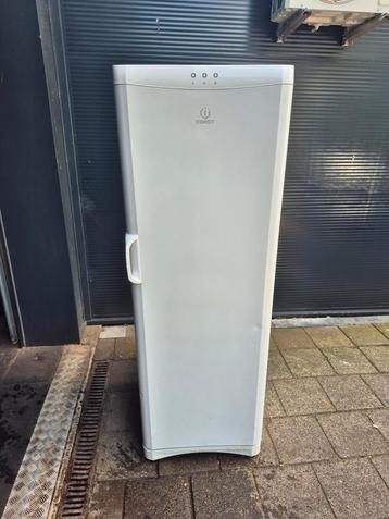 Indesit vriezer 180cm beschikbaar voor biedingen