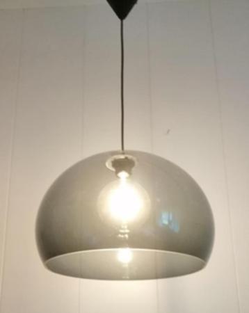2 aparte design hanglampen met een ronde kunststof kap beschikbaar voor biedingen