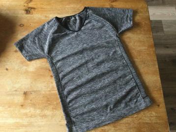 Sport shirt maat M beschikbaar voor biedingen