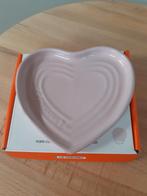 Le Creuset hartvormige Lepelhouder in Chiffon Pink Nieuw, Huis en Inrichting, Keuken | Servies, Nieuw, Ophalen of Verzenden, Schaal of Schalen