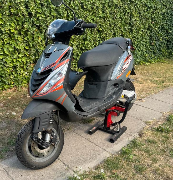 Piaggio zip 2 takt 2016, Fietsen en Brommers, Scooters | Piaggio, Gebruikt, Zip, Maximaal 45 km/u, Benzine, Ophalen