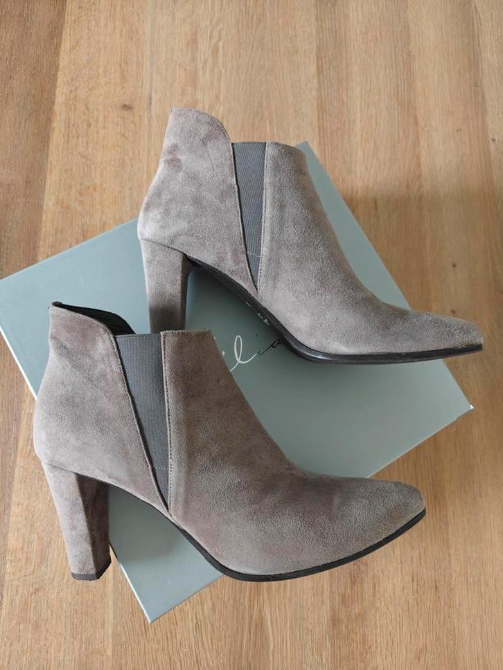 Lilian Chelsey suede enkellaarsjes taupe maat 39, Kleding | Dames, Schoenen, Zo goed als nieuw, Bruin, Ophalen of Verzenden