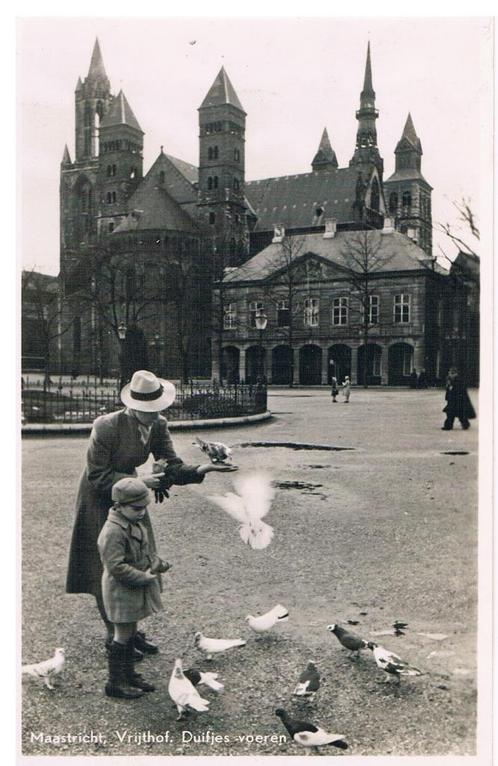 Maastricht. Vrijthof. Duifjes voeren, Verzamelen, Ansichtkaarten | Nederland, Gelopen, Limburg, 1940 tot 1960, Ophalen of Verzenden