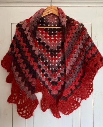 Prachtige Handgebreide sjaal rood/aubergine/roze beschikbaar voor biedingen