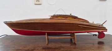 Vintage houten scheepsmodel van een mooi gelijnd jacht beschikbaar voor biedingen