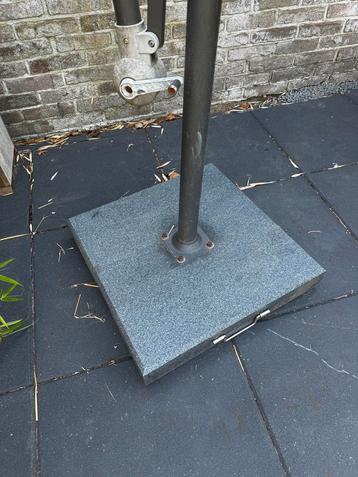 Parasolvoet eventueel met parasol beschikbaar voor biedingen
