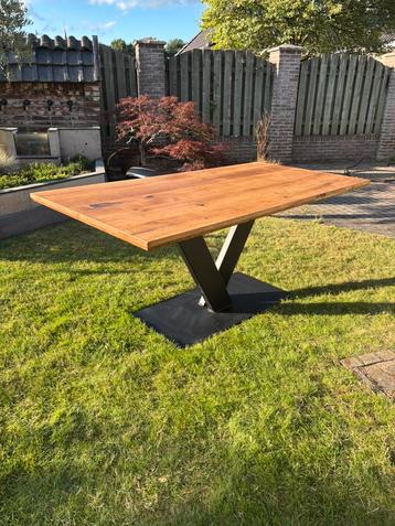Massieve eettafel met walnoothout beschikbaar voor biedingen