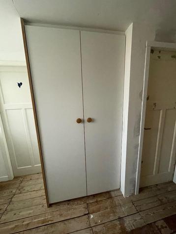 Gratis! Grote kast met twee deuren beschikbaar voor biedingen