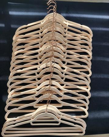 20 Lichtroze kledinghangers met gouden haakje.  beschikbaar voor biedingen