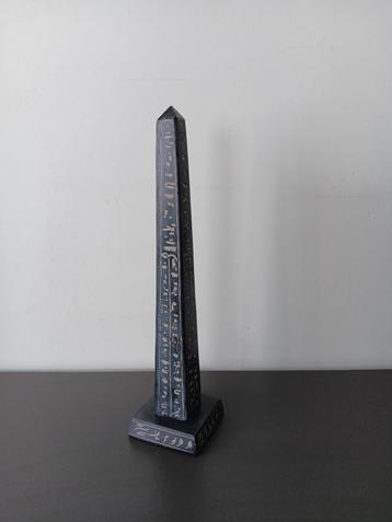 Decoratief Egyptisch obelisk beeldje – hiërogliefen beschikbaar voor biedingen