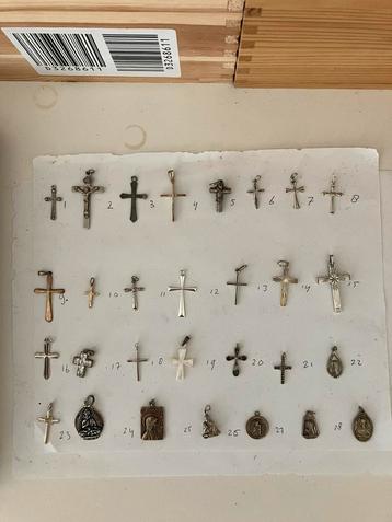 Diverse zilveren kruisjes beschikbaar voor biedingen