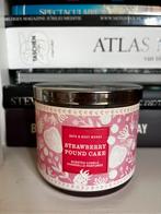 Bath & Body works kaars, Strawberry Pound Cak, nieuw, 3-wick, Huis en Inrichting, Woonaccessoires | Kandelaars en Kaarsen, Overige materialen