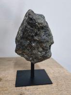 Smaragd in matrix op stalen standaard, Ophalen of Verzenden, Mineraal