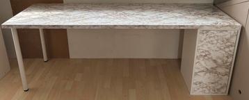 Marmer bureau beschikbaar voor biedingen