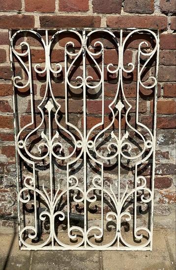 Brocante oud Frans gietijzeren raamrooster / deurrooster wit beschikbaar voor biedingen