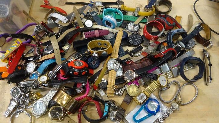 (2) - Diverse horloges - dames en heren 100 stuks, Sieraden, Tassen en Uiterlijk, Horloges | Heren, Gebruikt, Overige merken, Overige materialen