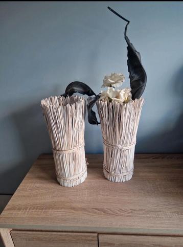 Enkel de wit rieten deco vazen beschikbaar voor biedingen