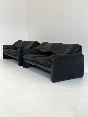 Cassina Maralunga 2-zits zwart grijs door Vico Magistretti beschikbaar voor biedingen