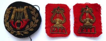 Uniform embleem Pet en revers van PTT Muziek   '60  beschikbaar voor biedingen