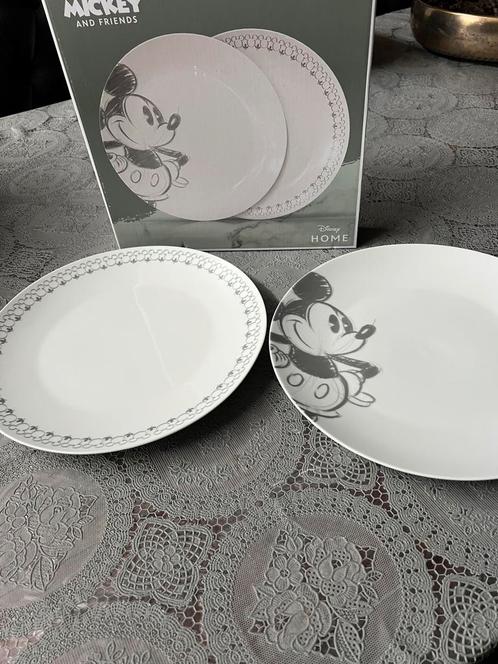 Nieuw Mickey- & Friends dinerborden (2) Mickey Mouse, Huis en Inrichting, Keuken | Servies, Zo goed als nieuw, Bord(en), Overige stijlen