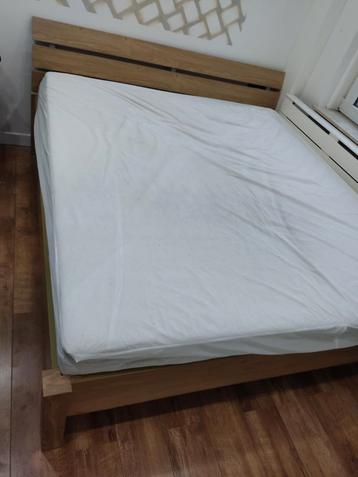Tweepersoonsbed met matras en top beschikbaar voor biedingen