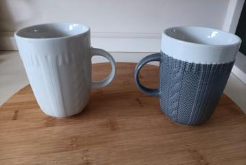 2x mok met breimotief. beschikbaar voor biedingen