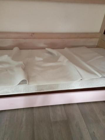 Gratis af te halen 2 bedden in houten
