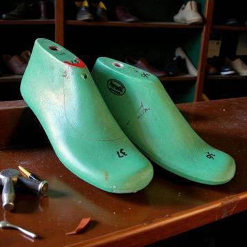 2 vintage schoenleesten  beschikbaar voor biedingen