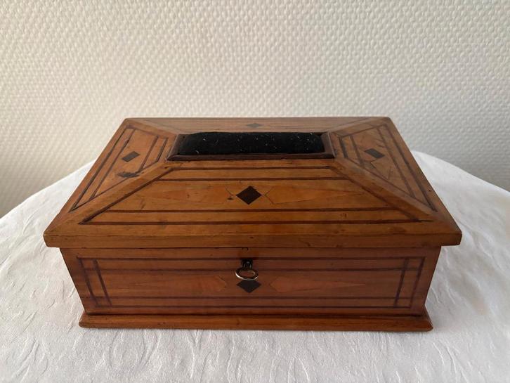 Antieke houten naaidoos met inlegwerk, in sarcofaag model., Antiek en Kunst, Curiosa en Brocante, Ophalen of Verzenden