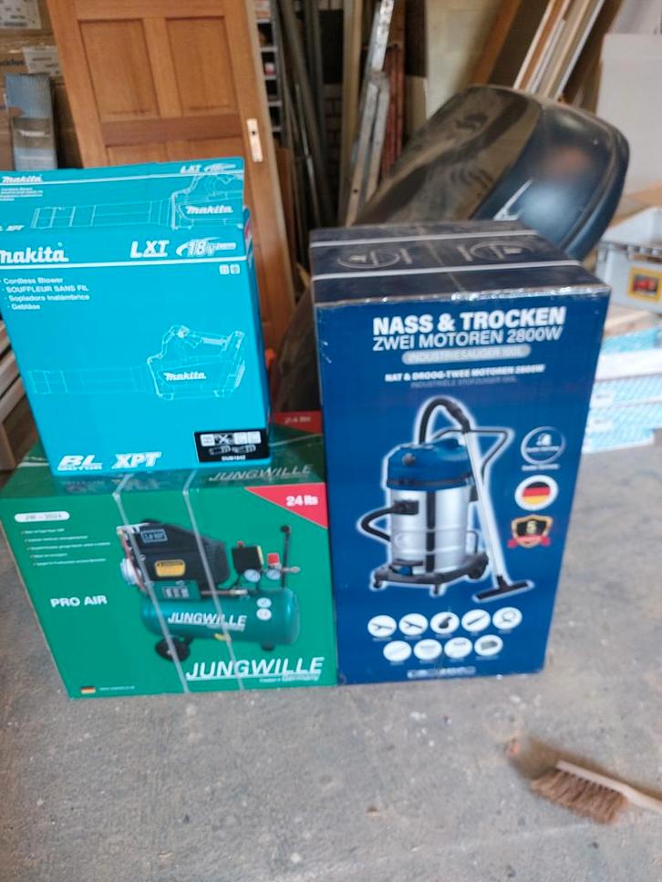 Compressor, Bouwstofzuiger & Makita Blower, Doe-het-zelf en Verbouw, Compressors, Nieuw, 6 tot 10 bar, 100 liter of meer, Minder dan 200 liter/min