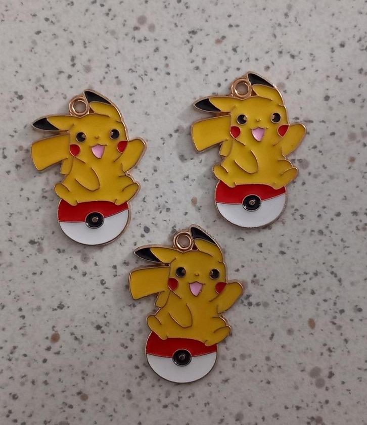 Metalen bedel pikachu op pokemon bal "nieuw", Hobby en Vrije tijd, Kralen en Sieraden maken, Nieuw, Bedel, Ophalen of Verzenden
