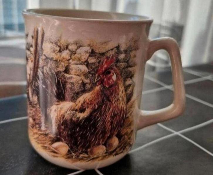Beker met Kippen opdrukken, Huis en Inrichting, Keuken | Servies, Zo goed als nieuw, Kop(pen) en/of Schotel(s), Overige stijlen