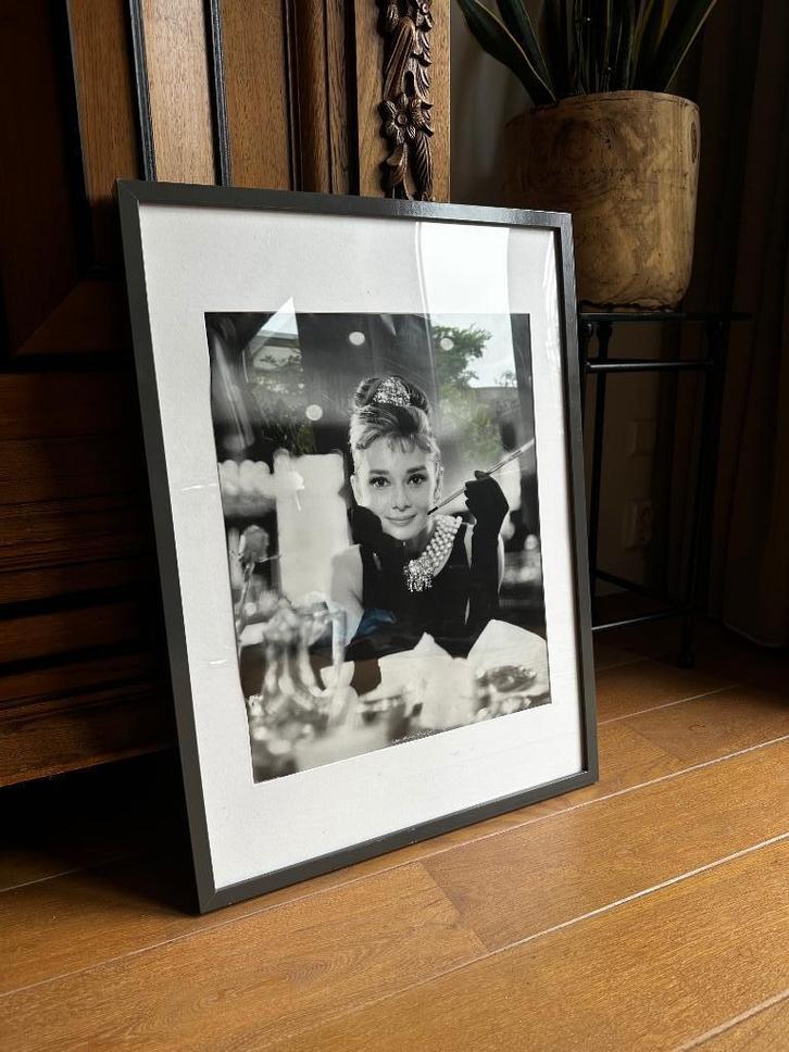 Iconisch zwart-wit portret vrouw in lijst – 72,5 x 52,4 cm, Huis en Inrichting, Woonaccessoires | Lijsten, Zo goed als nieuw, 50 tot 75 cm
