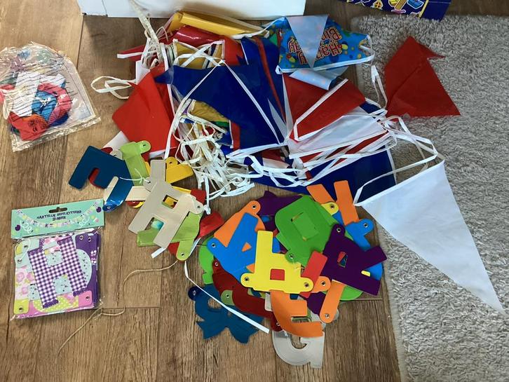 Gratis Slingers en Versiering - Nieuw & Gebruikt, Hobby en Vrije tijd, Feestartikelen, Nieuw, Versiering, Verjaardag, Ophalen of Verzenden