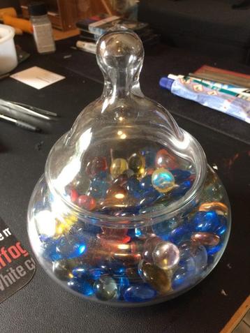 karaf met glasstukjes beschikbaar voor biedingen