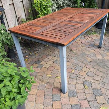 Tuintafel met houten blad 150 x 90 cm beschikbaar voor biedingen