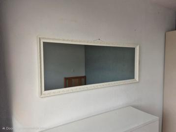 Mooie Spiegel met Sierlijke Lijst beschikbaar voor biedingen