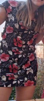 Jurkje zwart rood met bloemen en korte mouwen Maat: S, Ophalen of Verzenden, Zo goed als nieuw, Maat 36 (S), Boven de knie
