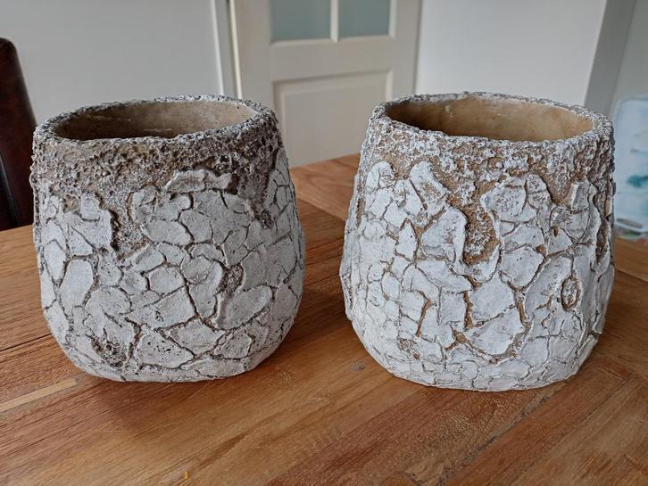 2 mooie aparte bloempotten grijs cement antique, Tuin en Terras, Bloempotten, Zo goed als nieuw, Aardewerk, Minder dan 40 cm, Minder dan 25 cm