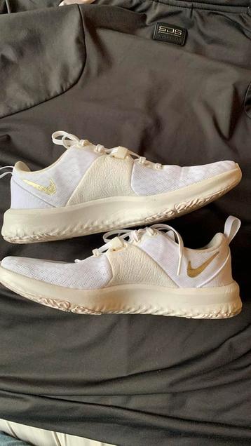 Wit met gouden nike danes sportschoen maat 39. beschikbaar voor biedingen