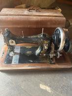 Antieke hand naaimachine merk Wertheim, Ophalen