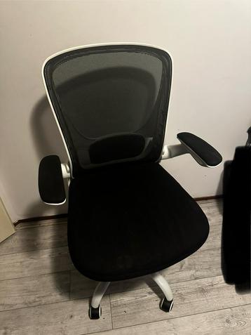Bureaustoel zwart met wit – ergonomisch en verstelbaar beschikbaar voor biedingen