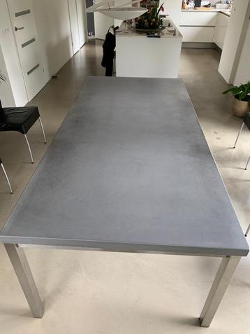 Betonnen tafel met RVS onderstel